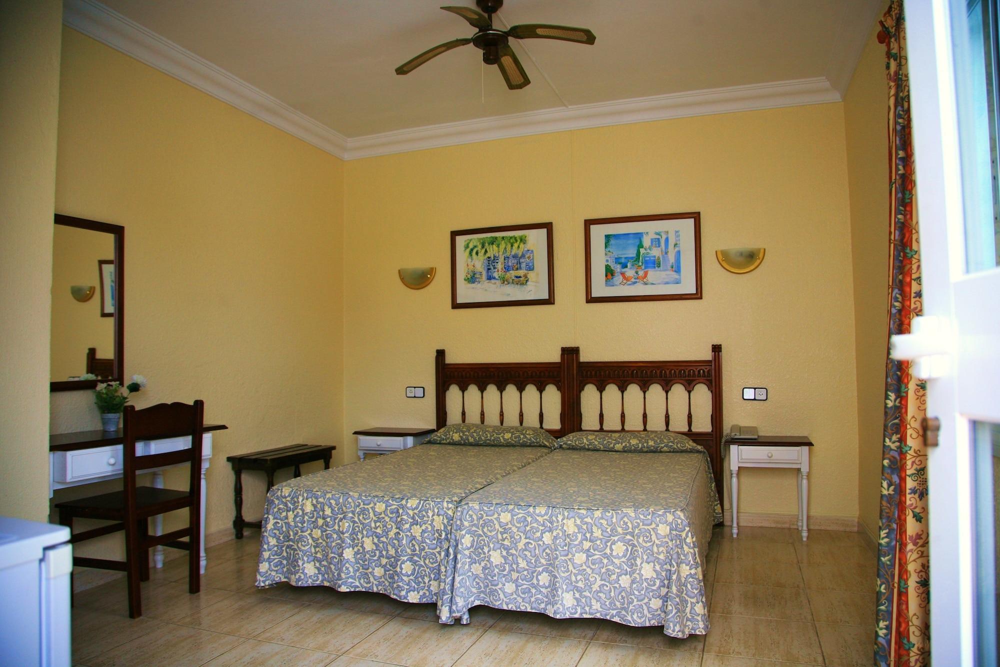 Villa Columbus Family Boutique Hotel Peguera Exterior photo